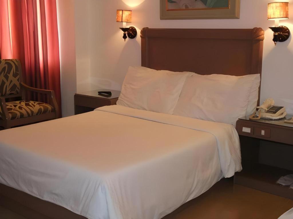 Alicia Hotel & Restaurant Legazpi Buitenkant foto